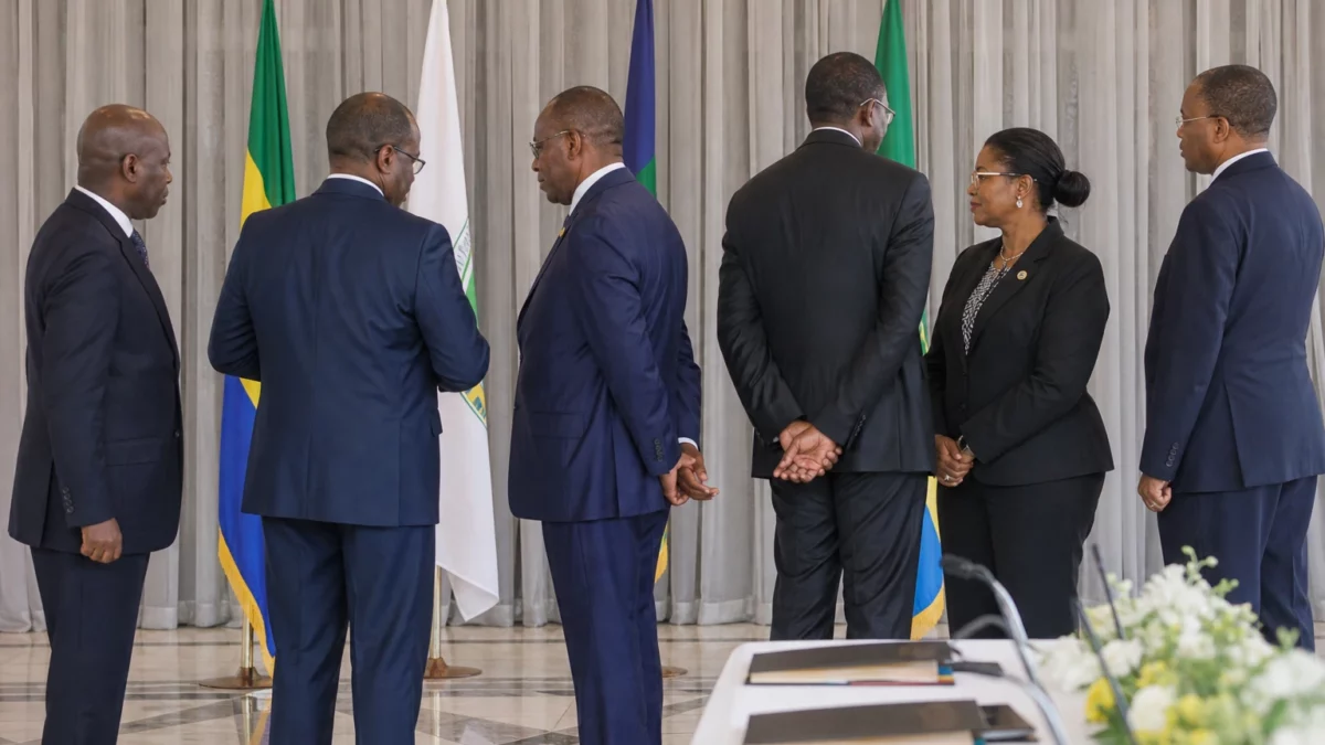 À Paris, le Gabon obtient des accords clés sur le manganèse et le camp de Gaulle pour rééquilibrer sa coopération avec la France