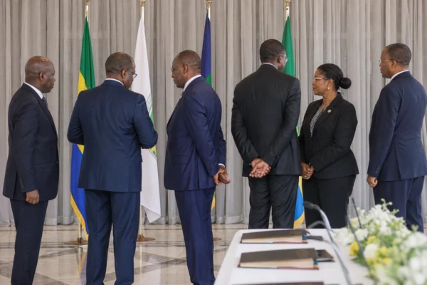 À Paris, le Gabon obtient des accords clés sur le manganèse et le camp de Gaulle pour rééquilibrer sa coopération avec la France