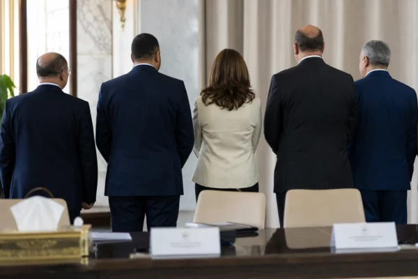 À Alger, le démenti de Tebboune sur les visas relance le bras de fer diplomatique avec Paris