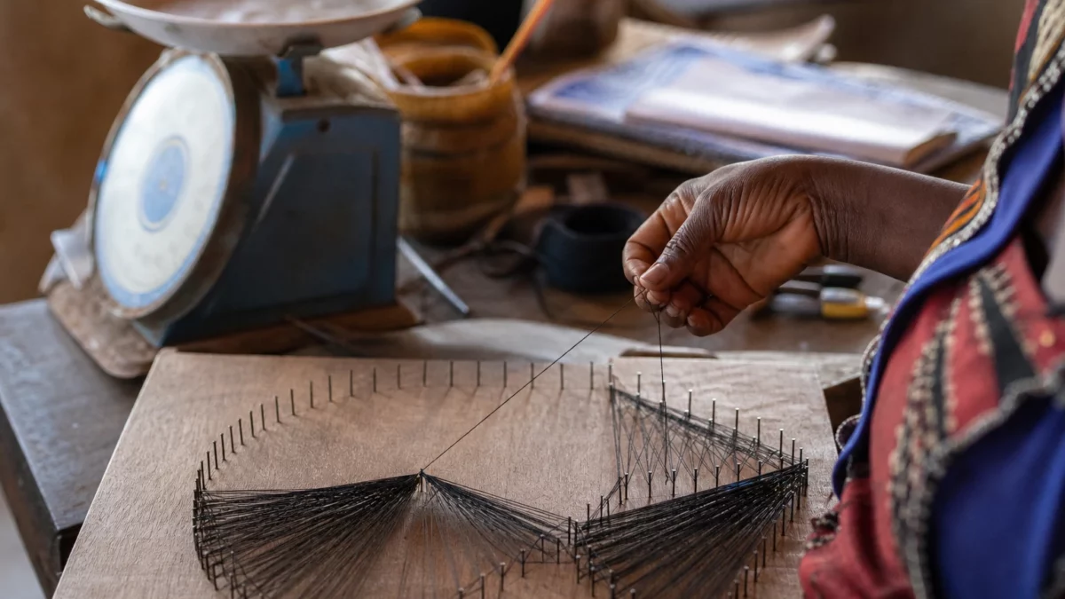 Au Burkina Faso, Samira Simporé transforme le string art en activité créative et en revenu émergent