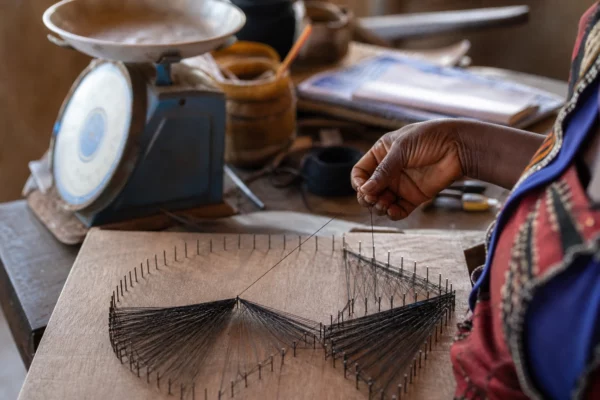 Au Burkina Faso, Samira Simporé transforme le string art en activité créative et en revenu émergent