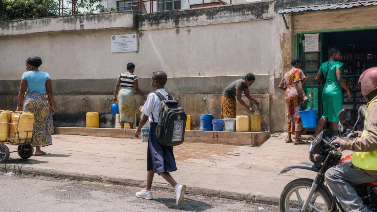 Au Burundi, le pacte de l’eau mise sur les écoles, les centres de santé et les financements privés pour viser 80 % d’ici 2040