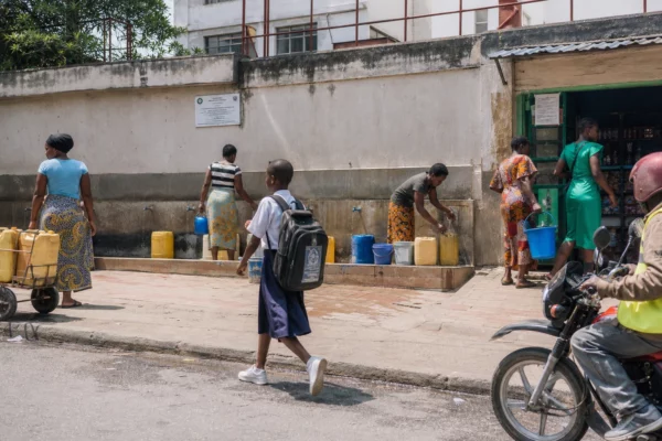 Au Burundi, le pacte de l’eau mise sur les écoles, les centres de santé et les financements privés pour viser 80 % d’ici 2040