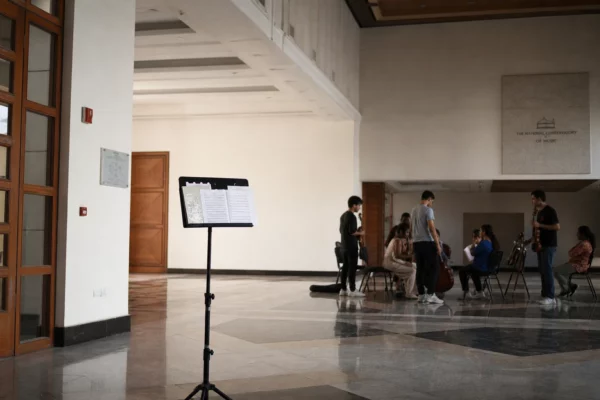 Au Caire, de jeunes musiciens inventent une œuvre collective entre oralité méditerranéenne et orchestre symphonique