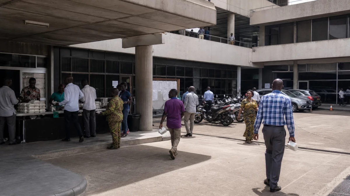 À Abidjan, le garba s’impose comme le repas le plus abordable et révèle la force de l’économie de rue ivoirienne