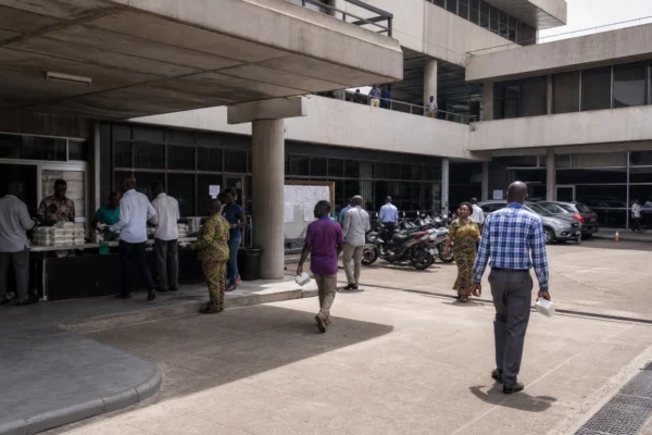À Abidjan, le garba s’impose comme le repas le plus abordable et révèle la force de l’économie de rue ivoirienne