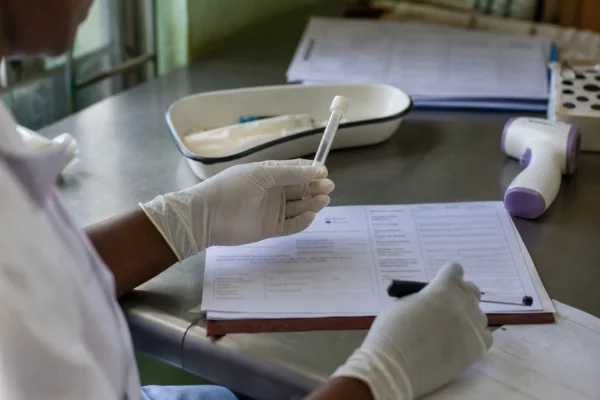 En RDC, l’essai du premier vaccin Bundibugyo relance la riposte face à Ebola et teste la réponse communautaire