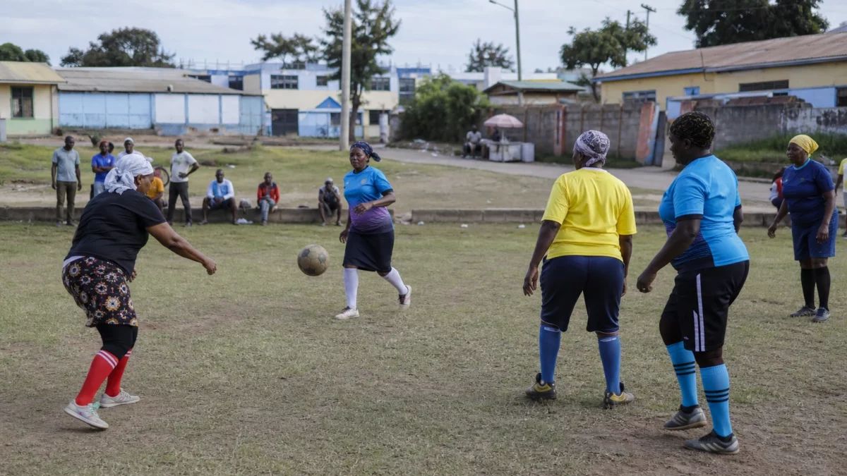 Au Kenya, des grand-mères font du football un levier de santé, de confiance et de lien social dans les villages