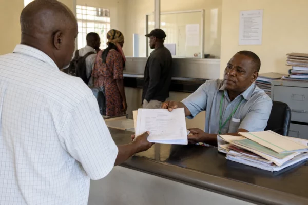 À Kampala, l’Ouganda accélère sa production locale de vaccin contre la fièvre aphteuse pour réduire sa dépendance aux importations