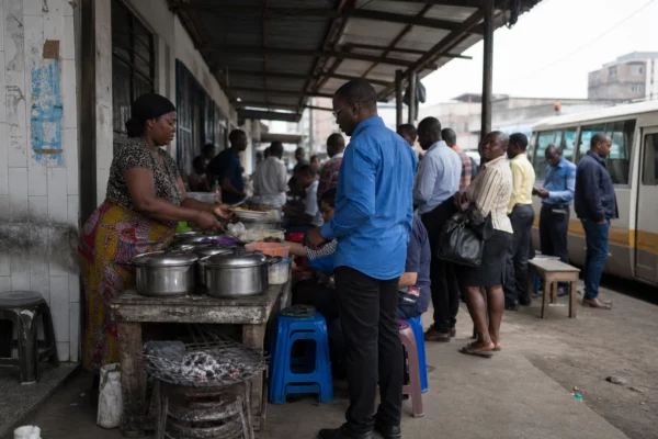 À Kinshasa, les malewa transforment le déjeuner des travailleurs en économie de proximité malgré la précarité
