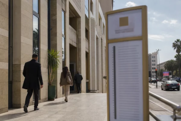 Au Maroc, une ingénieure transforme un sol aride en modèle d’agriculture régénératrice face au climat