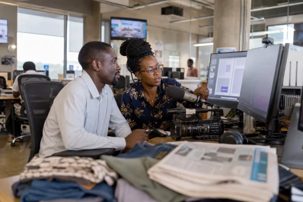 À Accra, Emmanuel Aggrey Tieku transforme les panneaux publicitaires en alerte contre la fast fashion