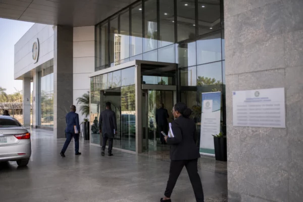 Au Nigeria, les réformes pétrolières peinent encore à combler un besoin de 38,3 milliards de dollars d’ici 2030