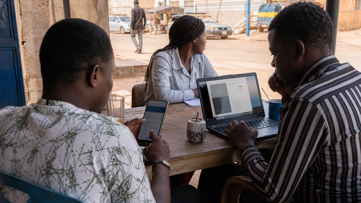 Au Burkina Faso, la milice numérique pro-pouvoir transforme les réseaux sociaux en arme contre les journalistes