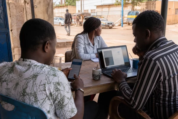 Au Burkina Faso, la milice numérique pro-pouvoir transforme les réseaux sociaux en arme contre les journalistes
