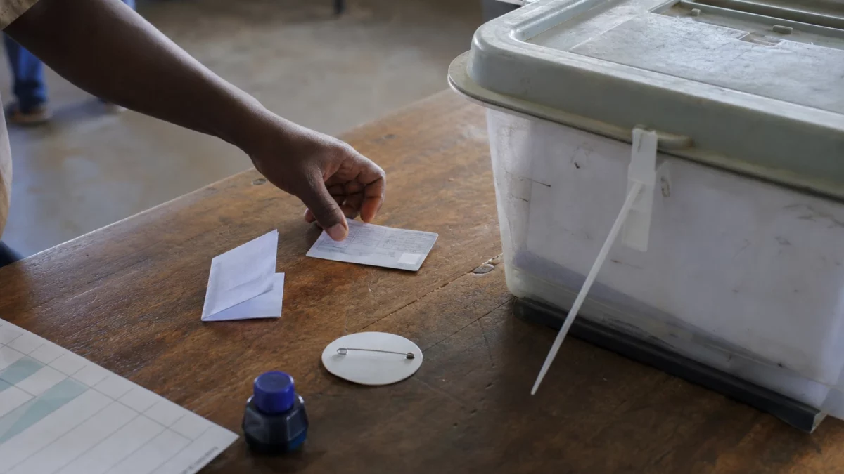 En Ouganda, le procès de Kizza Besigye bascule après son malaise en audience et relance les accusations de mauvais traitements