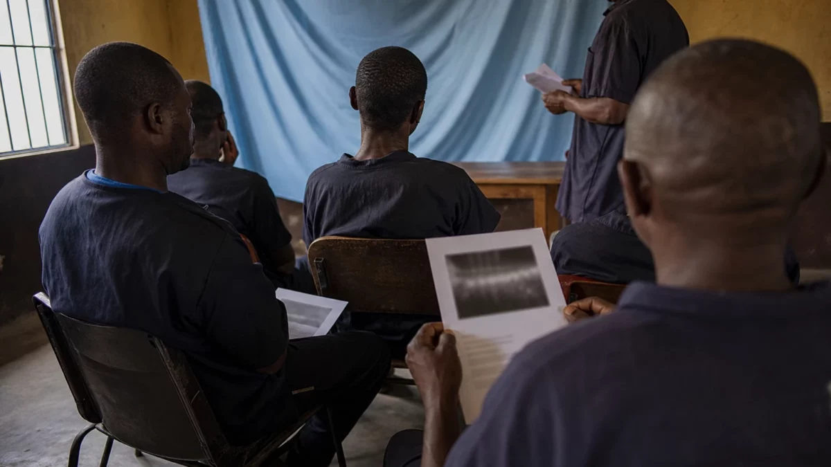 À Douala, la prison de New Bell transforme la musique en levier de réinsertion malgré la surpopulation carcérale