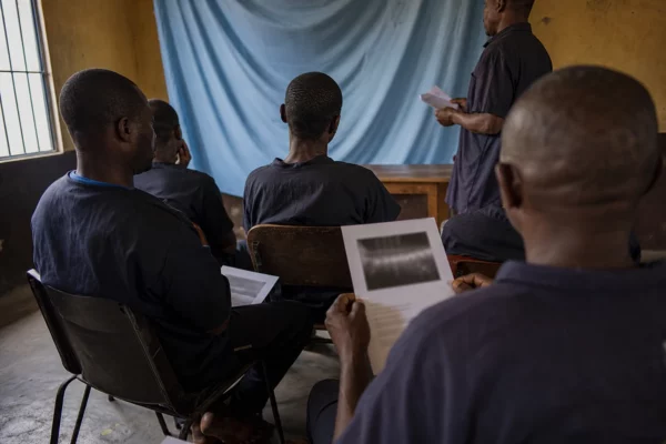 À Douala, la prison de New Bell transforme la musique en levier de réinsertion malgré la surpopulation carcérale