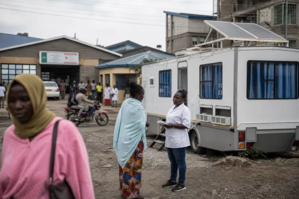 Au Kenya, une ambulance solaire teste les limites des soins dans les zones isolées et redéfinit l’urgence médicale