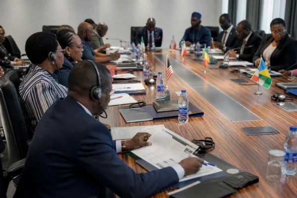 À Lagos, la boxe de rue transforme des jeunes Nigérians en talents malgré la pénurie d’infrastructures