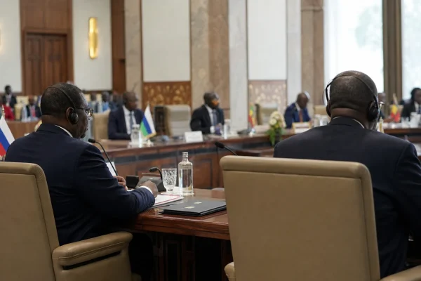 À Dakar, la rencontre Diomaye Faye–Macky Sall transforme une visite diplomatique en test politique pour le Sénégal
