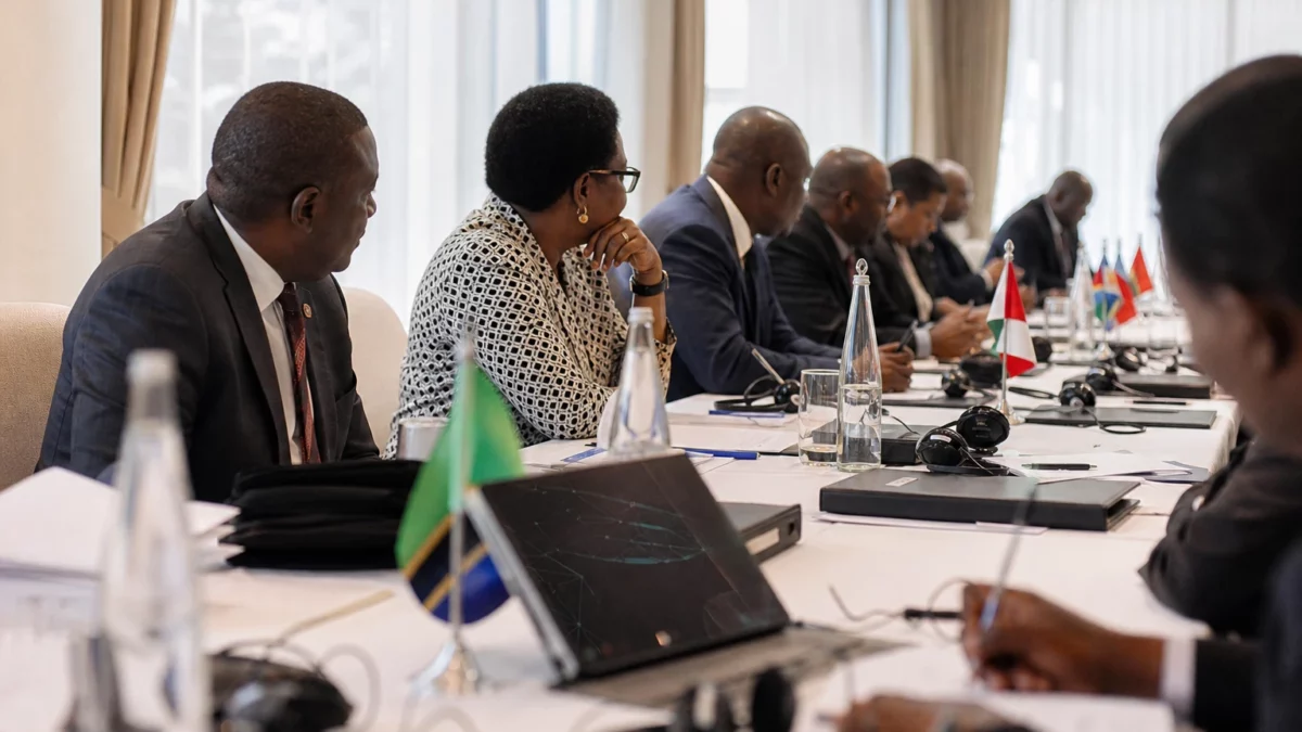 En Ouganda, Museveni bloque deux taxes jugées trop risquées pour les entreprises et renvoie le Parlement à ses arbitrages