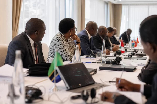 En Ouganda, Museveni bloque deux taxes jugées trop risquées pour les entreprises et renvoie le Parlement à ses arbitrages