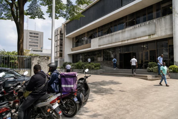 À Abidjan, la violence contre les livreurs à moto révèle l’urgence d’une réponse durable en Côte d’Ivoire