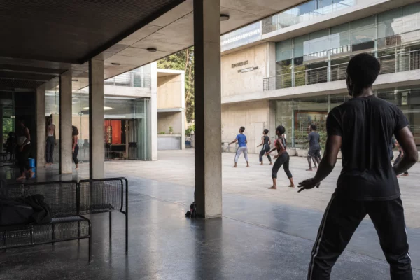 À Lyon, Wanjiru Kamuyu fait de Shangwe un bal participatif où la danse kényane dialogue avec l’Afrique de l’Est