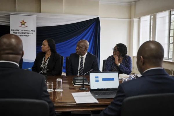 Au Zimbabwe, la formation numérique de masse se heurte à un marché du travail dominé par l’informel