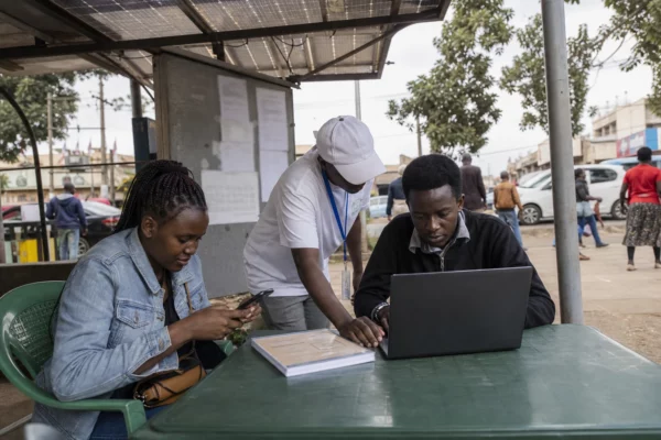 L’Afrique doit choisir entre bricoler l’IA et bâtir ses bases pour transformer la productivité, l’école et la santé