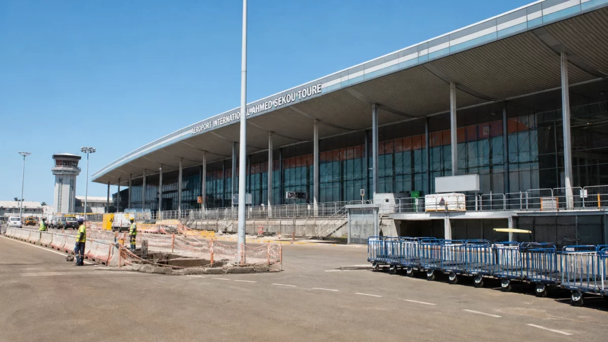 À Conakry, la hausse du trafic aérien pousse la Guinée vers le cap du million de voyageurs annuels