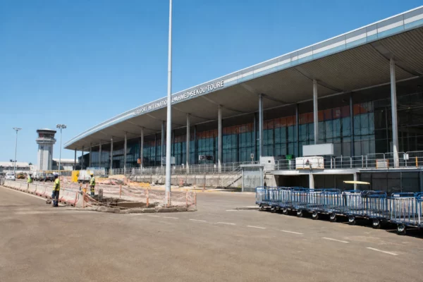 À Conakry, la hausse du trafic aérien pousse la Guinée vers le cap du million de voyageurs annuels