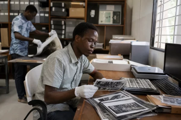 À Arles, Paul Kodjo fait dialoguer mémoire ivoirienne et histoire visuelle africaine dans une exposition patrimoniale