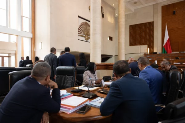 Madagascar : le ralliement de 80 députés renforce la transition et resserre l’emprise du pouvoir à Antananarivo