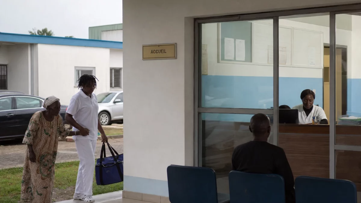 En Côte d’Ivoire, les assistants de vie deviennent indispensables pour accompagner le vieillissement à domicile