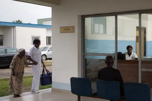 En Côte d’Ivoire, les assistants de vie deviennent indispensables pour accompagner le vieillissement à domicile