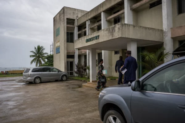Au Nigeria, Ayetoro recule face à l’Atlantique et révèle l’urgence d’une protection durable du littoral