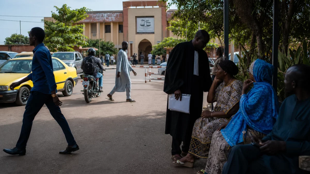 À Bamako, l’armée malienne laisse des officiers arrêtés sans procès un an après la vague de sanctions