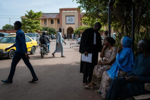 À Bamako, l’armée malienne laisse des officiers arrêtés sans procès un an après la vague de sanctions