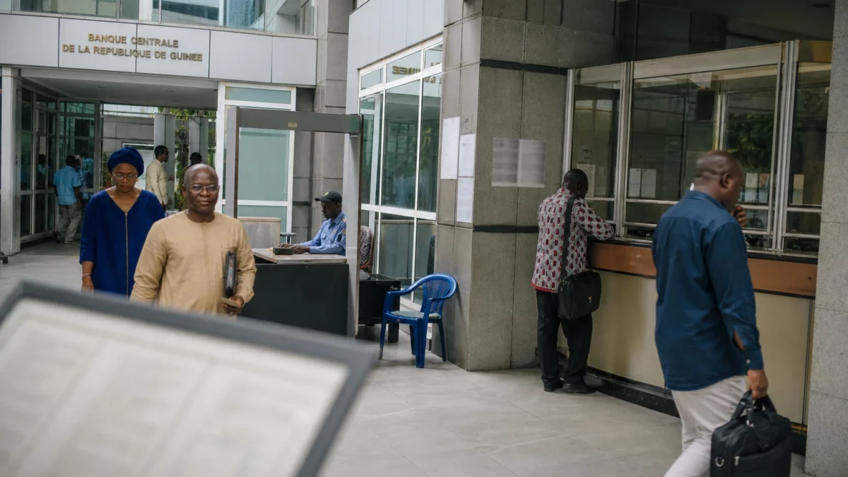 En Guinée, la Banque centrale traque les arnaques aux cryptomonnaies qui piègent les épargnants via les réseaux sociaux