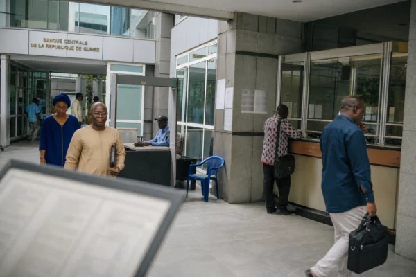 En Guinée, la Banque centrale traque les arnaques aux cryptomonnaies qui piègent les épargnants via les réseaux sociaux
