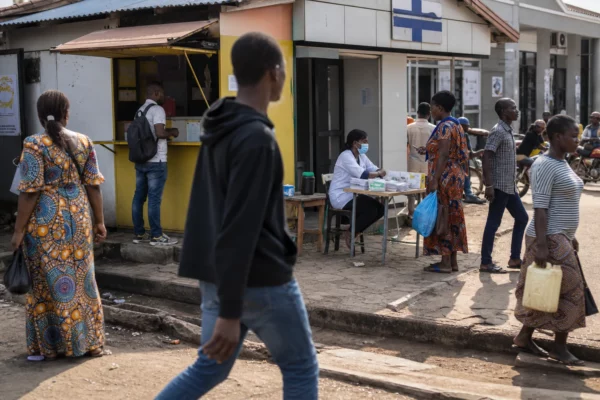 Ebola en RDC : la visite de l’OMS à Bunia souligne l’ampleur d’une flambée qui s’étend au-delà de l’Ituri