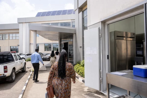 Au Nigeria, une chambre froide solaire relance la lutte contre les maladies du bétail et sécurise les vaccins