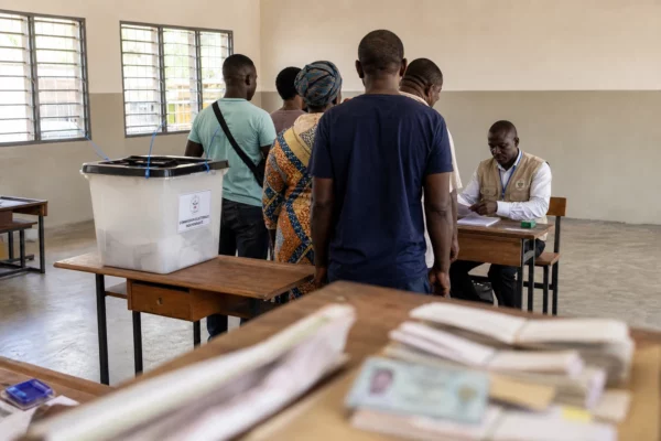 En Côte d’Ivoire, deux créateurs quittent le salariat pour transformer leur passion artistique en métier malgré l’incertitude