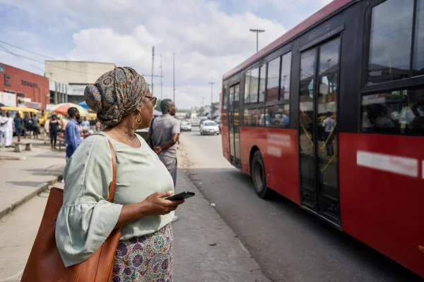 Bus Aunty mode: comment une infirmière nigériane a conquis Londres et les marques de luxe après 50 ans