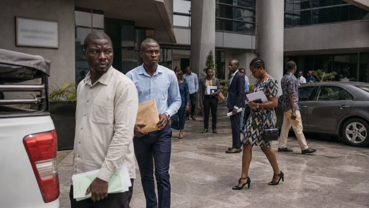 En Côte d’Ivoire, le rachat des stocks de cacao ravive les doutes sur la transparence de la filière et le sort des planteurs