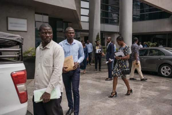 En Côte d’Ivoire, le rachat des stocks de cacao ravive les doutes sur la transparence de la filière et le sort des planteurs