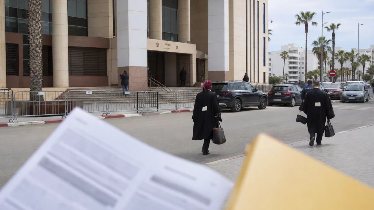 À Casablanca, Mehdi Black Wind retrouve l’air libre avant son procès du 2 octobre, mais le dossier reste sous tension