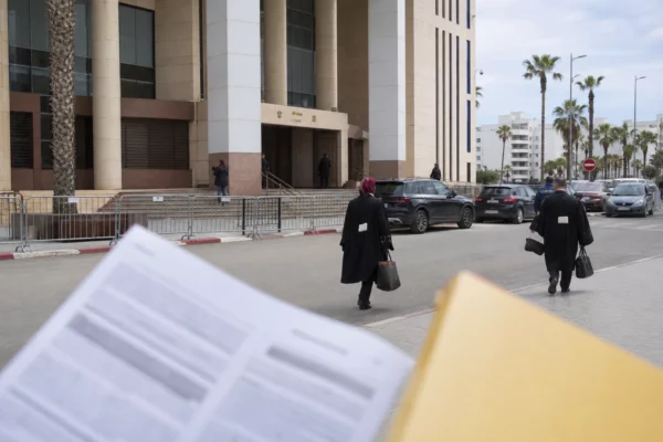 À Casablanca, Mehdi Black Wind retrouve l’air libre avant son procès du 2 octobre, mais le dossier reste sous tension
